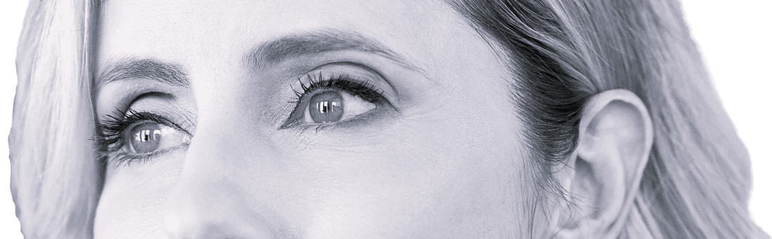 Cecilia em seu computador